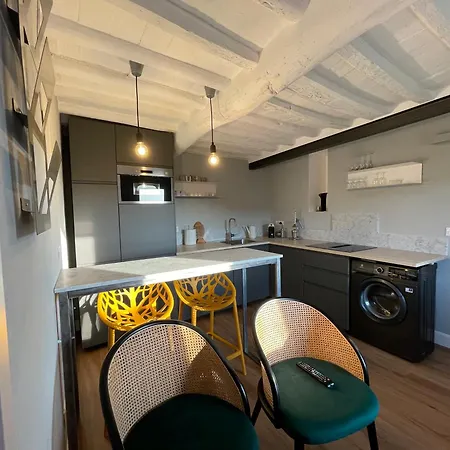 Souvenir Apartment *